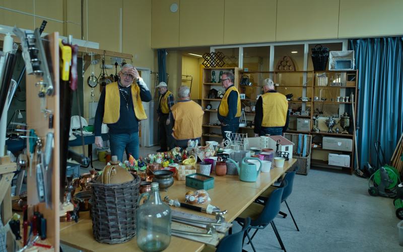 Full rulle på kommersen när Lions Ekenäs ordnade loppis 22.3.2025 (foto: Henry Andersson)