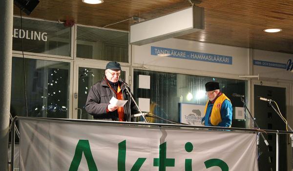 Ekenäs Lions president Göran Dahlqvist håller tal.