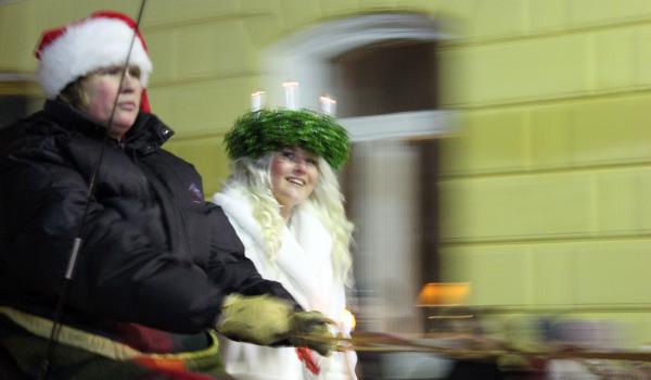 Ekenäs Lucia Elin Andersson på väg mot Rådhustorget.