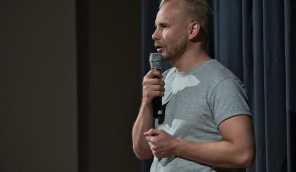 Johan Lindholm på Lions Club Ekenäs rf:s Humorkväll 15.10.2022