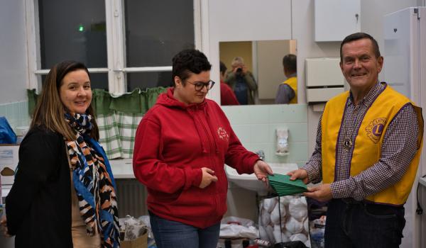 President Ari Valtonen och två av Julhjälpens aktiva damer Jenna Nyman och Jenna Ahlroth-Ragnell