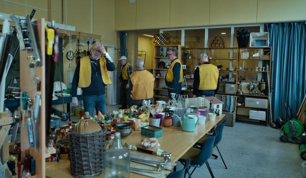 Full rulle på kommersen när Lions Ekenäs ordnade loppis 22.3.2025 (foto: Henry Andersson)