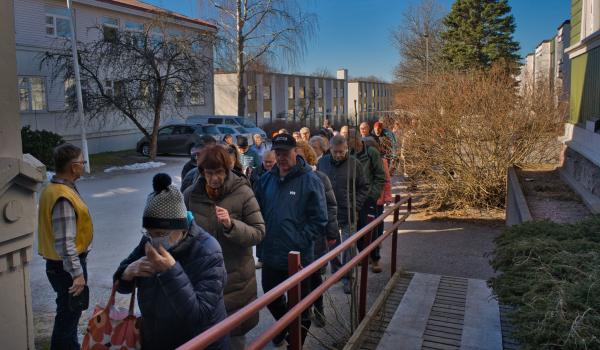 Full rulle på kommersen när Lions Ekenäs ordnade loppis 22.3.2025 (foto: Henry Andersson)
