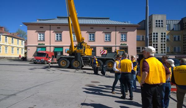 Publiken väntar på att toarullarna ska fällas ner på torget.