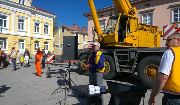 Göran Dahlqvist läser upp vinnande lottnumror.